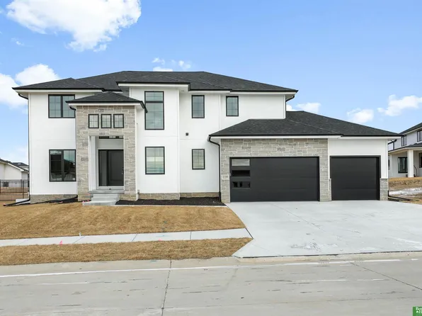 21108 Arlington St, Elkhorn, NE 68022