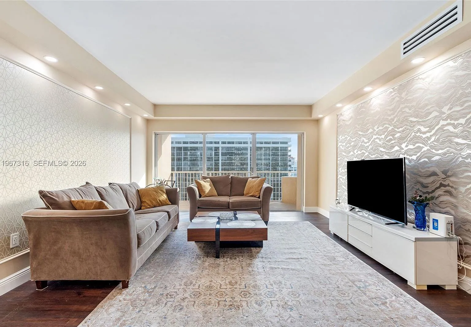 Hemispheres Condo — Photo 3