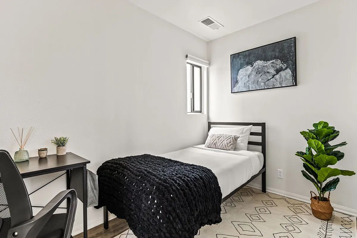 Building Photo - 1823 Pelham Ave #8