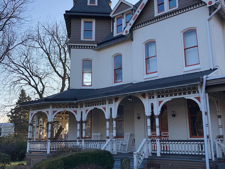 Front Entrance on Centre Avenue