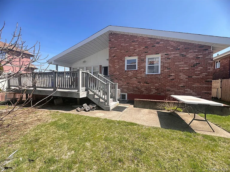 12-14 Utopia Pkwy — Photo 2