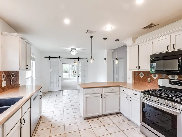 2106 Heather Dr — Photo 9