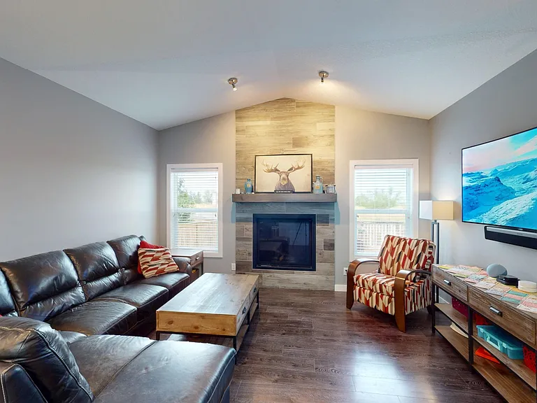 172 Wildrose Dr — Photo 2