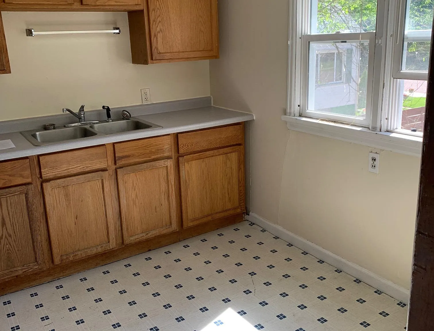 3 bed, $1,050 — Photo 2