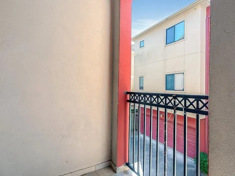 404 Parker St — Photo 11