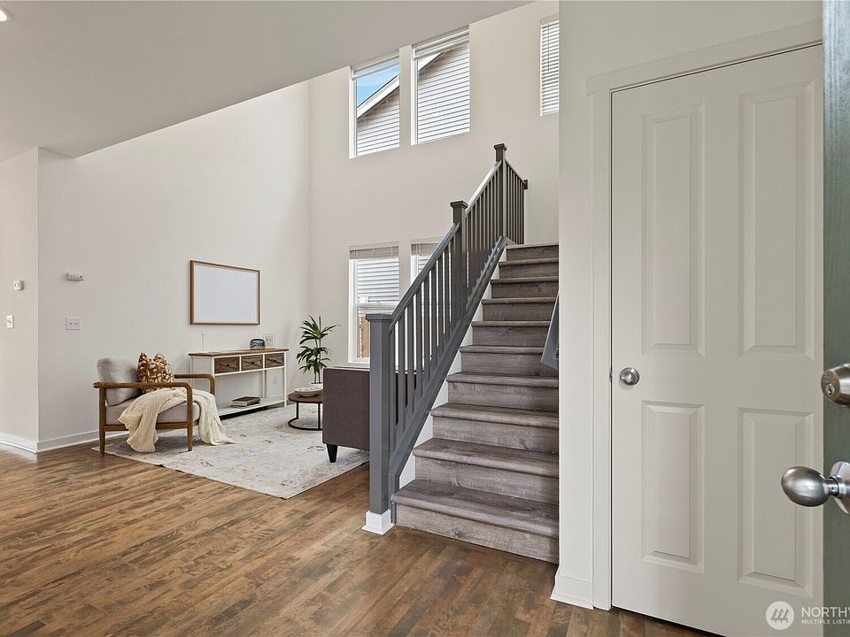 New LVP flooring throughout>
