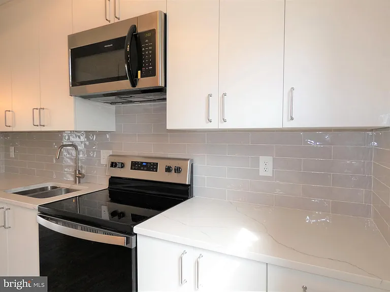 4128 Hamlin Ct — Photo 10