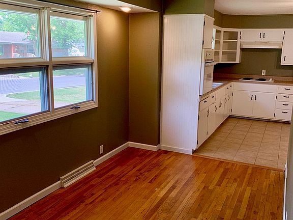 4th image of 74 Manor Crest Dr