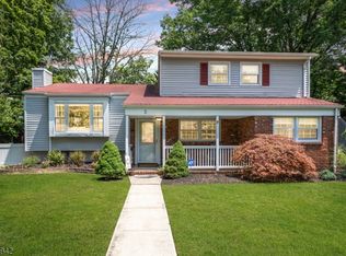 3 Mee Ln, New Providence, NJ 07974