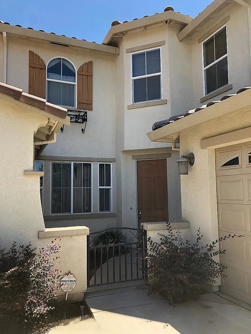 6 bed, 4.0 bath, 2903 sqft, $3,000 — Photo 1
