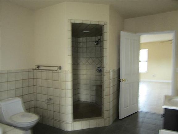 5th image of 1004 Lafayette Dr