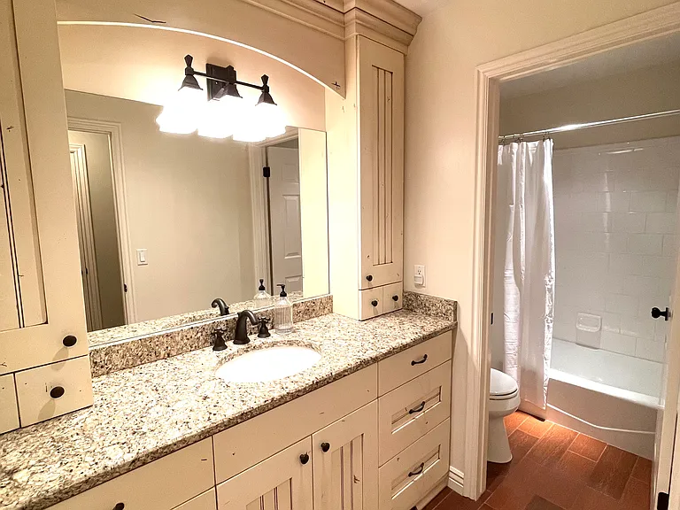 Upstairs hall full bath