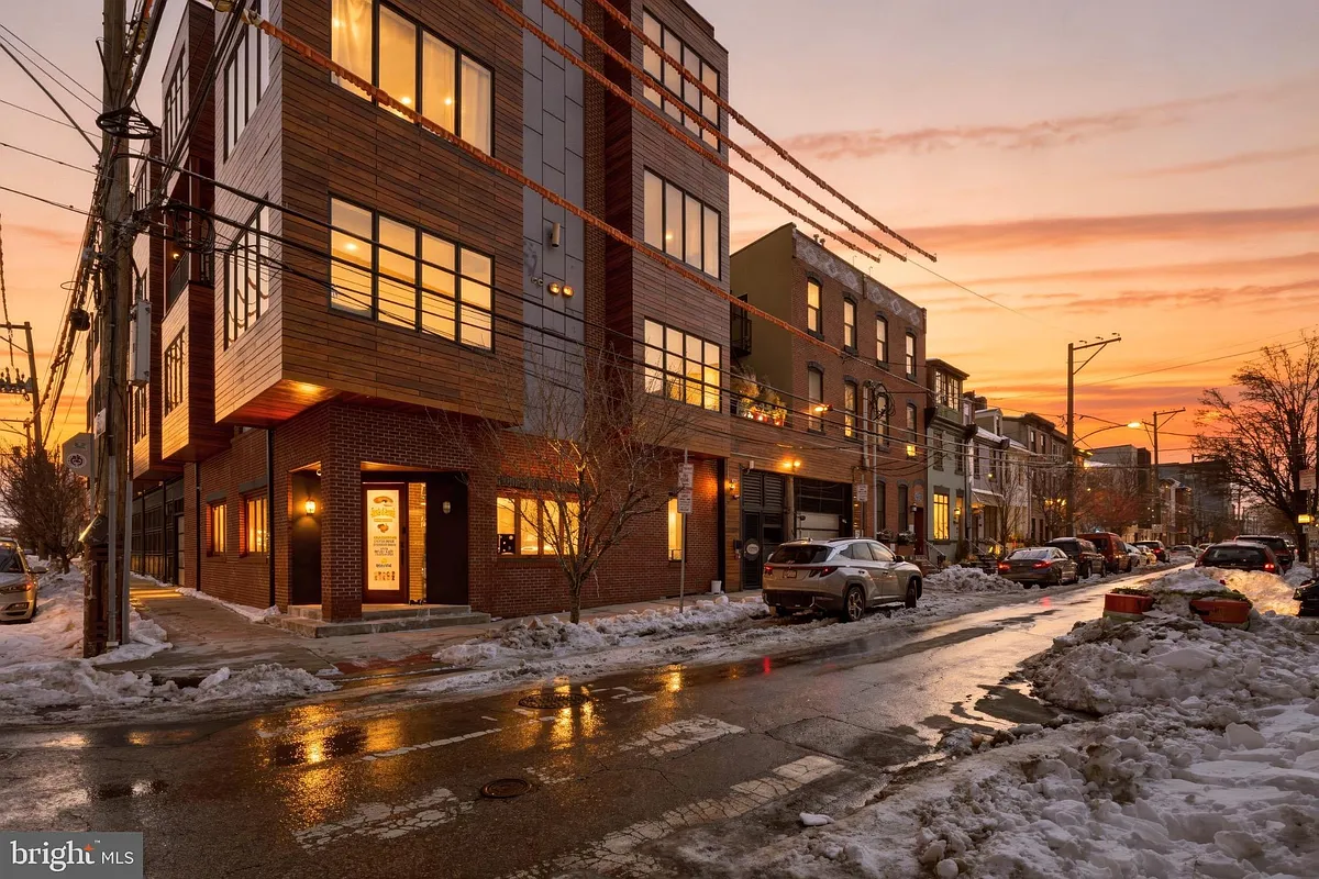 Building Photo - 1247 E Columbia Ave #33