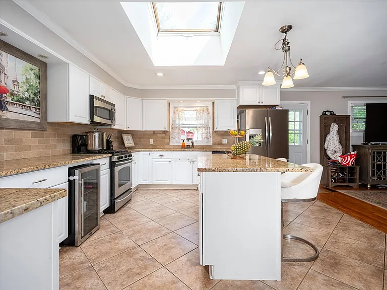 16 W Maltbie Ave — Photo 9