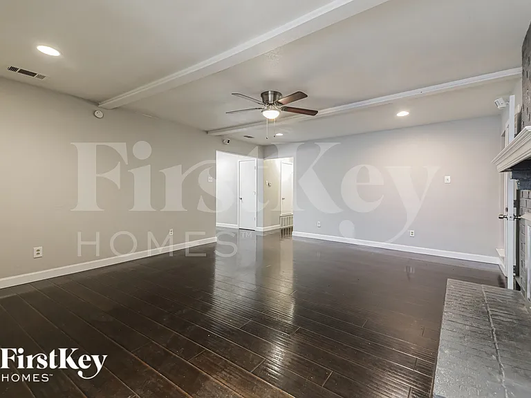 1309 Monterrey Dr — Photo 4