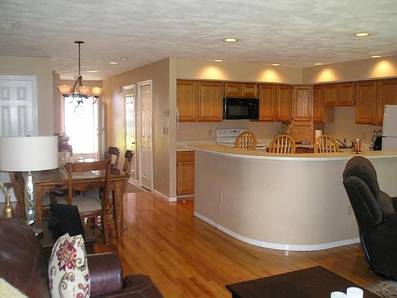 5th image of 18 Carriage Hill Ln