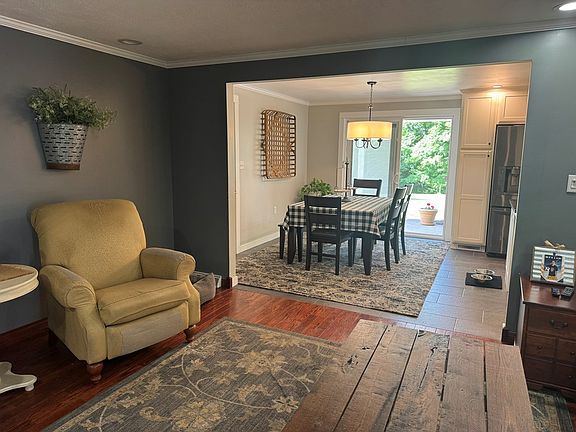 4th image of 11 GREENTREE RD
