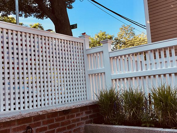 Peaceful patio w planter