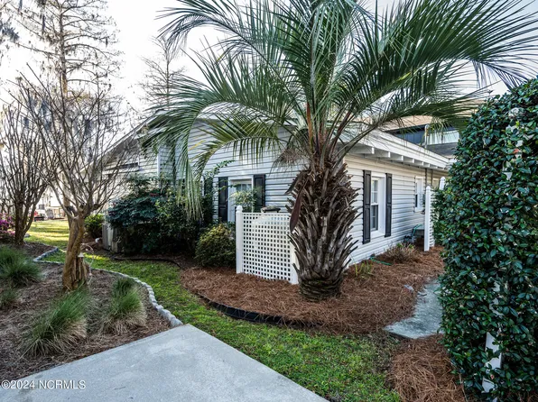 1900 Canal Cove Road, Lake Waccamaw, NC 28450