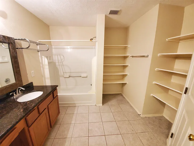 18203 Afton Hollow Ln — Photo 16