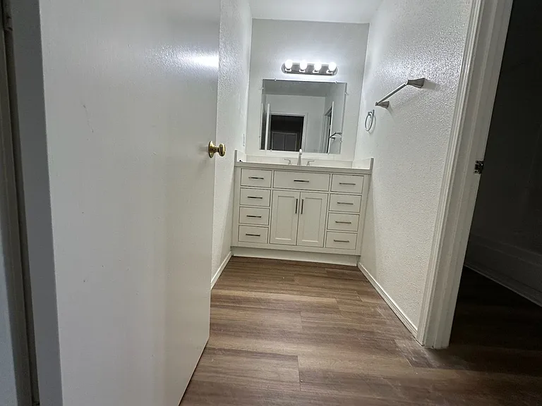 305 Geraldine Loop SE — Photo 4