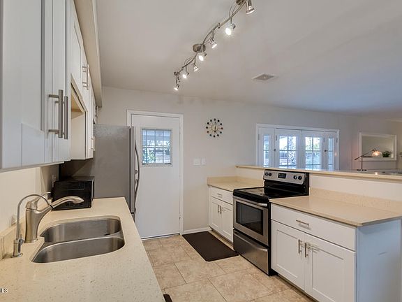 3rd image of 209 E Manhatton Dr