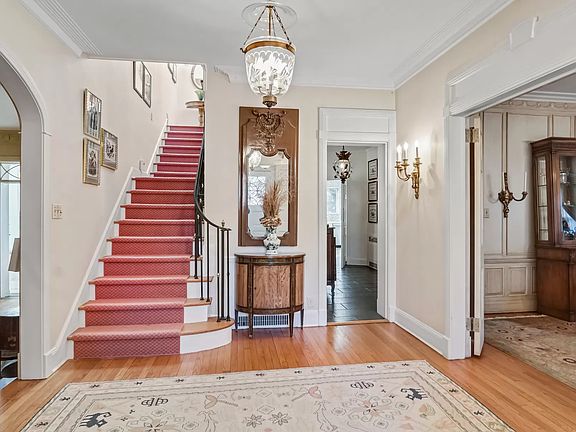 4th image of 82-28 Surrey Pl