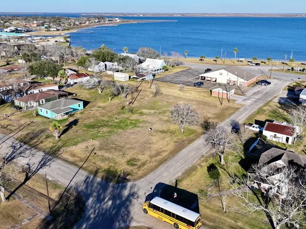 108 Moore Ave, Palacios, TX 77465