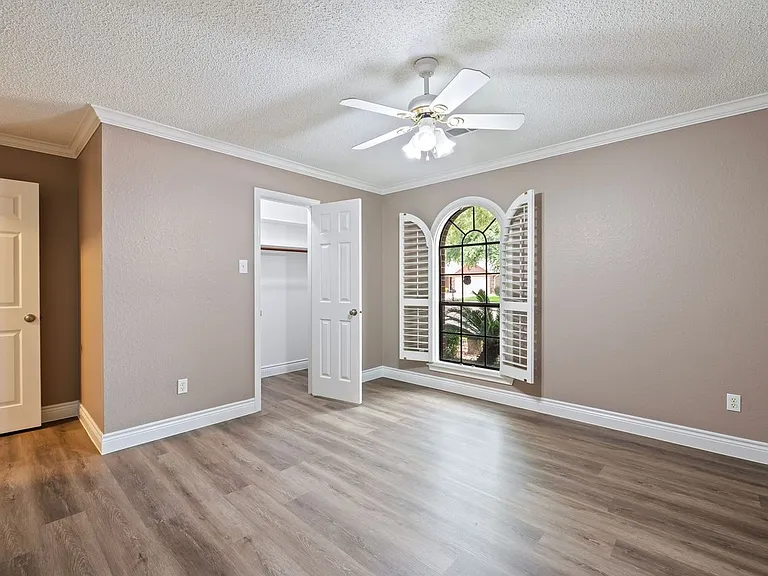 410 Live Oak Ln — Photo 8