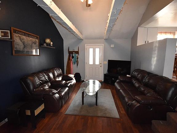 3rd image of 812 Elm Ct