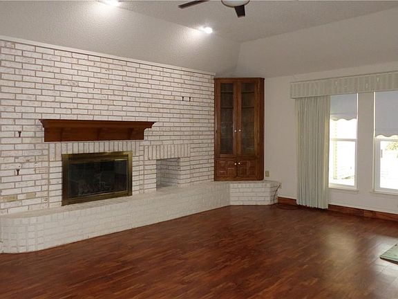3rd image of 1280 Woodland West Dr