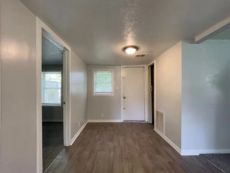 1521 & 1521 1/2 E Kirby Ave (AARC Management, LLC) — Photo 7