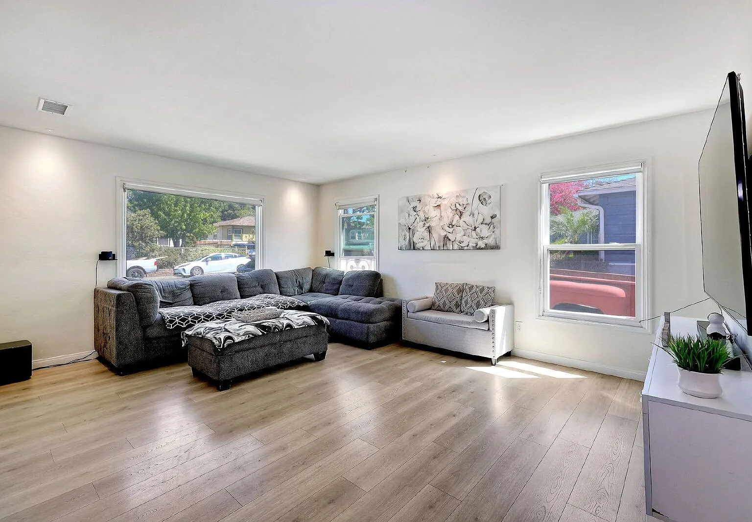 3 bed, 2.0 bath, 1215 sqft, $4,500 — Photo 3