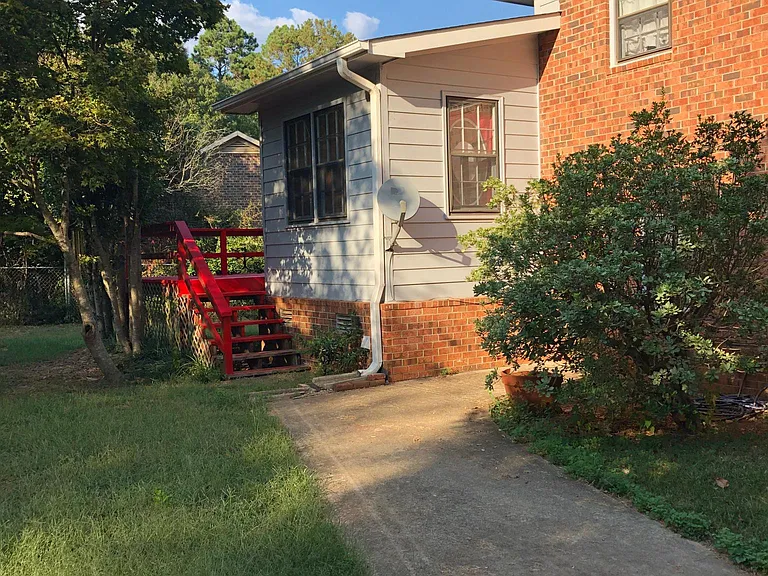 143 Stonybrook Ct — Photo 4