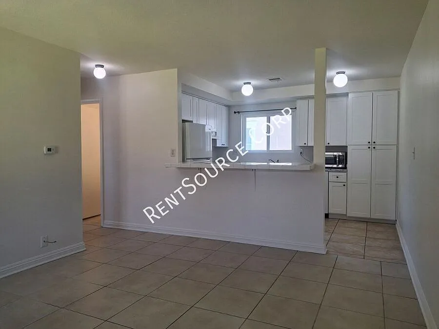 1 Bedroom Upper Unit Apartment for Lease in Newhall — Photo 4