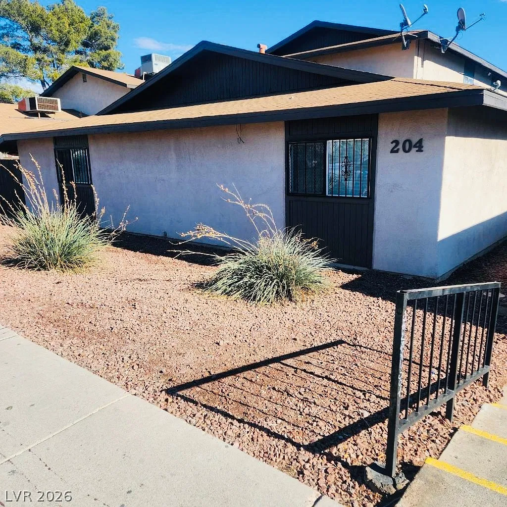 2 bed, 2.0 bath, 930 sqft, $1,500 — Photo 2