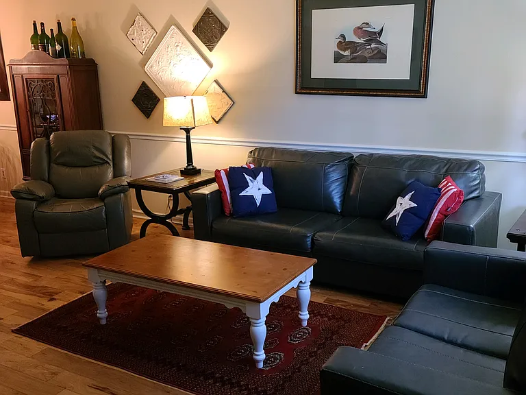 704 Harbor Ln — Photo 2