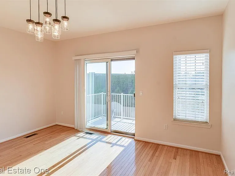 536 Graten St — Photo 9