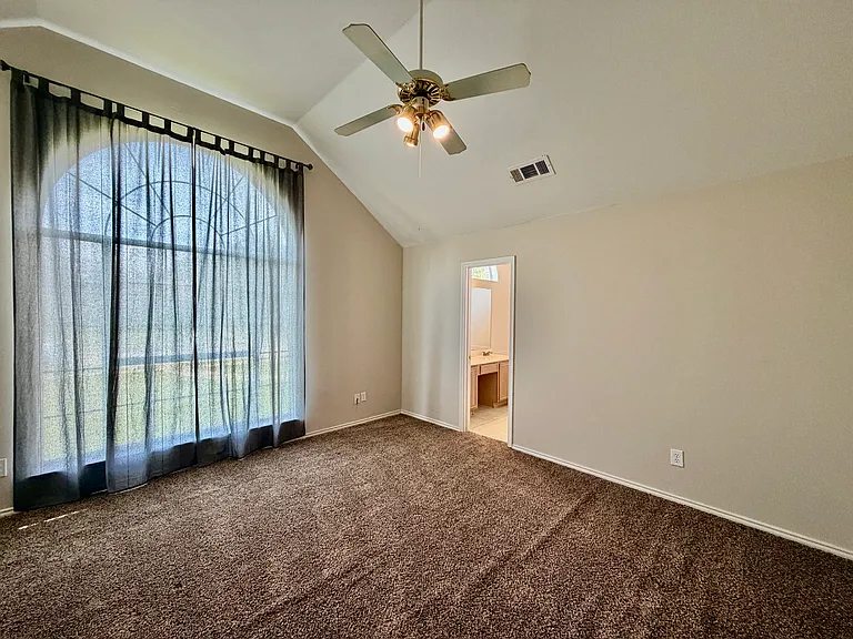 1302 Old Knoll Dr — Photo 11