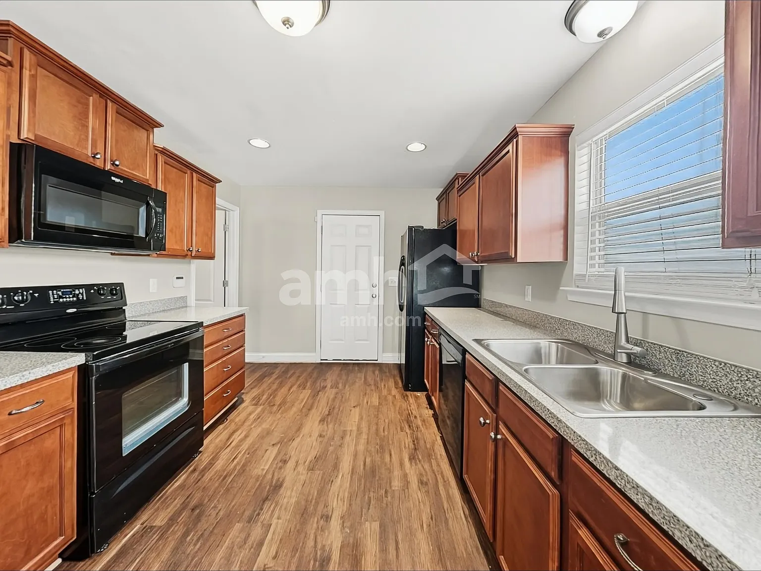 3 bed, 2.0 bath, 2018 sqft, $2,300 — Photo 3