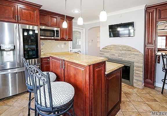 3rd image of 35 Sprucewood Dr
