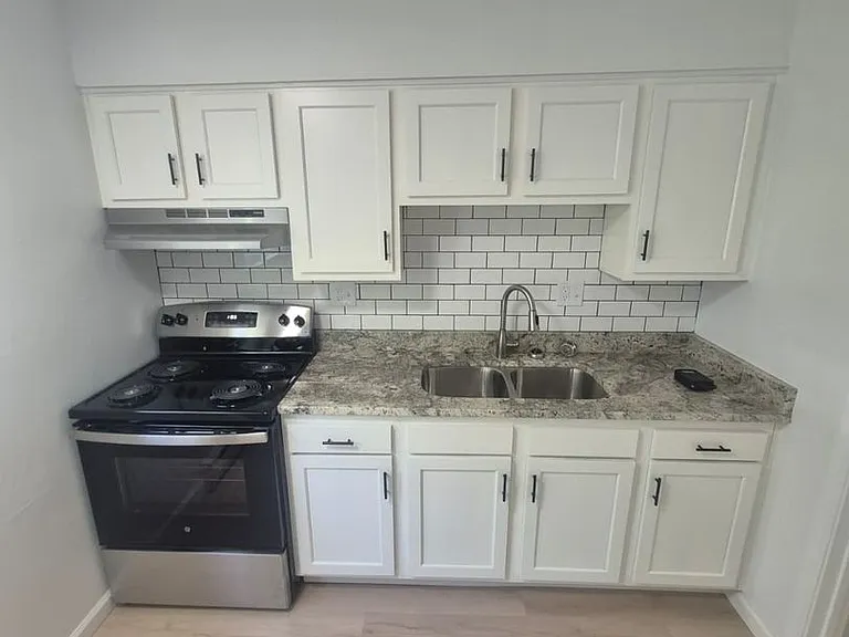 920 Highland Ave — Photo 4