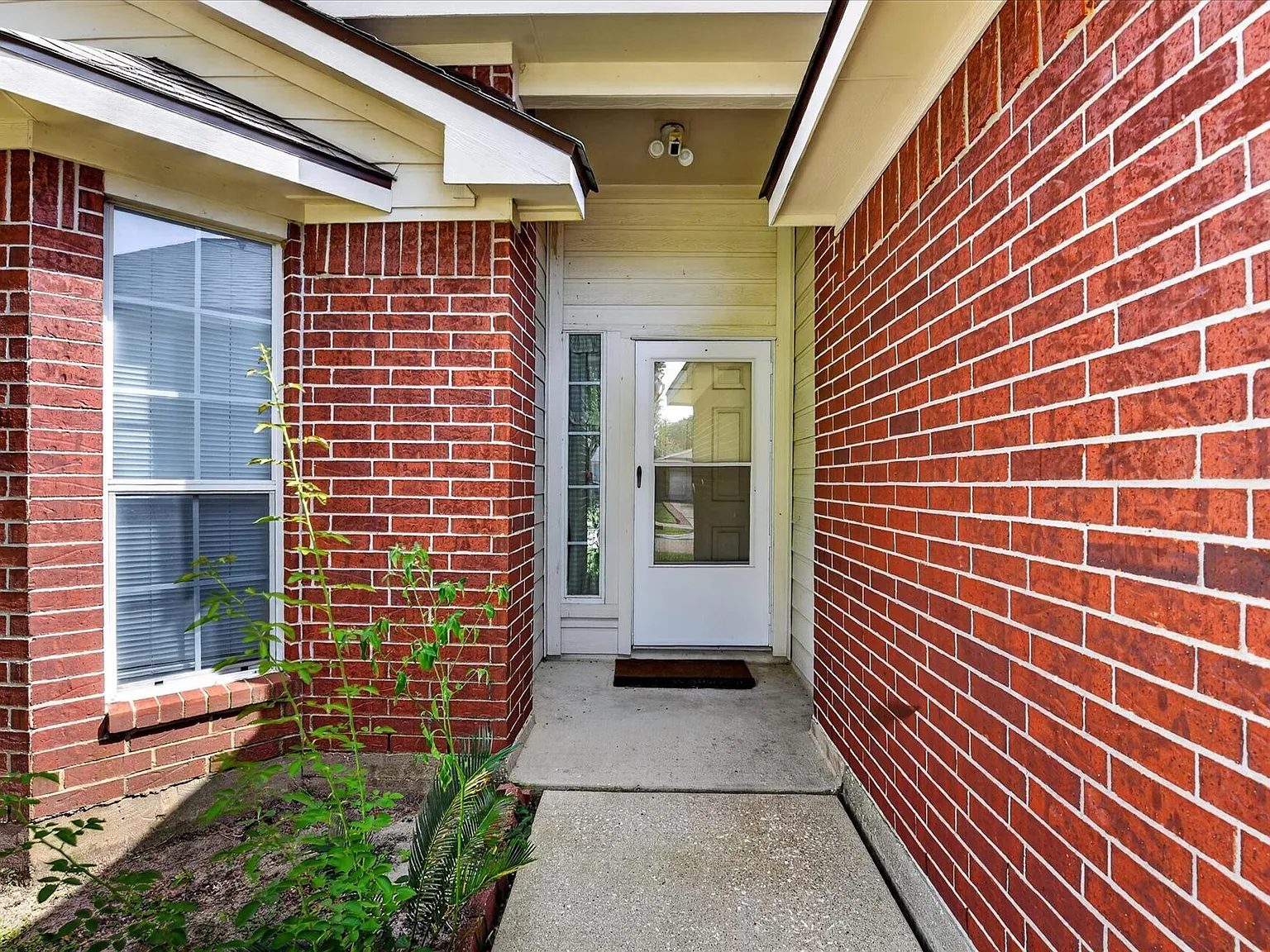 3 bed, 2.0 bath, 1436 sqft, $2,000 — Photo 3