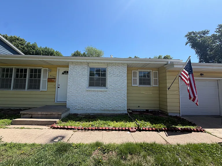 4709 Parkview Dr — Photo 1
