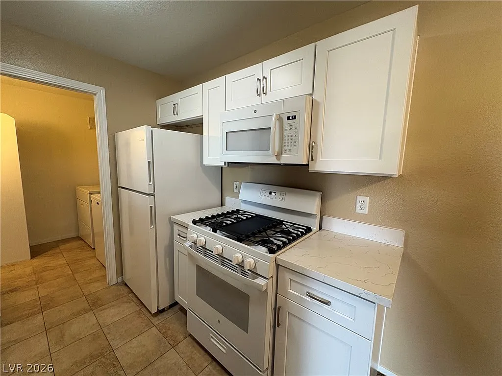 2 bed, 2.0 bath, 921 sqft, $1,350 — Photo 4