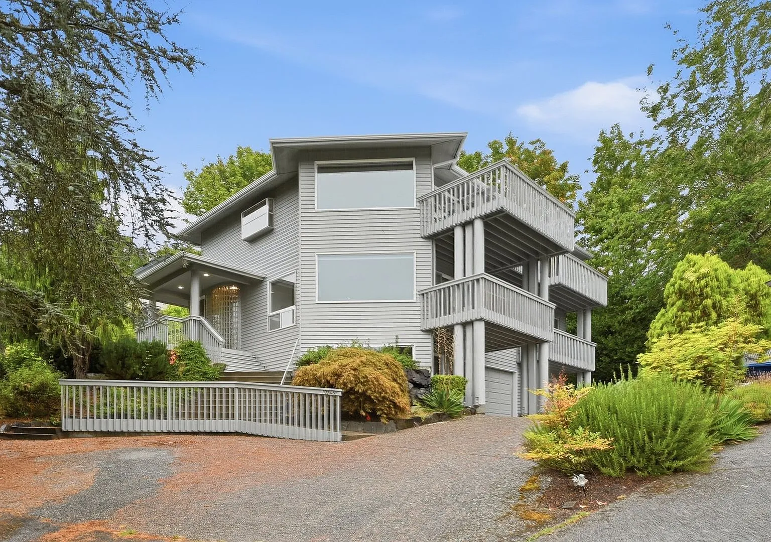 3Bd/3.25Ba Lake Forest Park Home — Photo 1