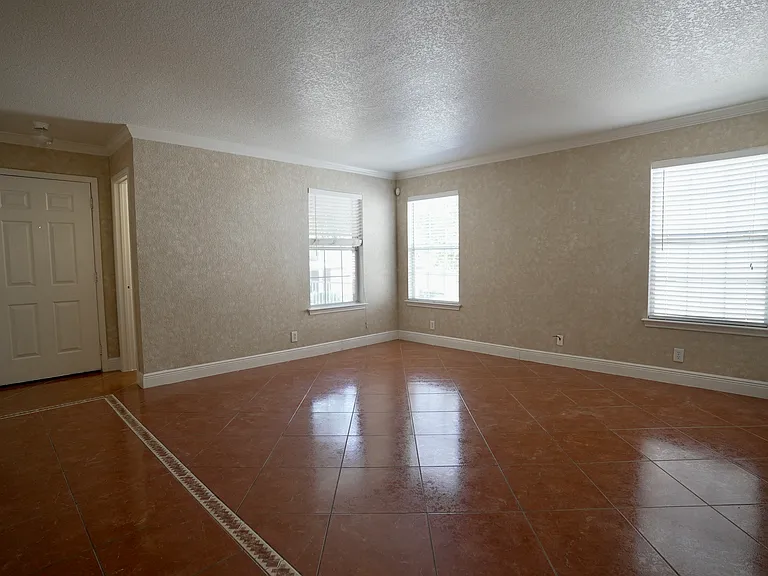 Entrance / LivingRoom