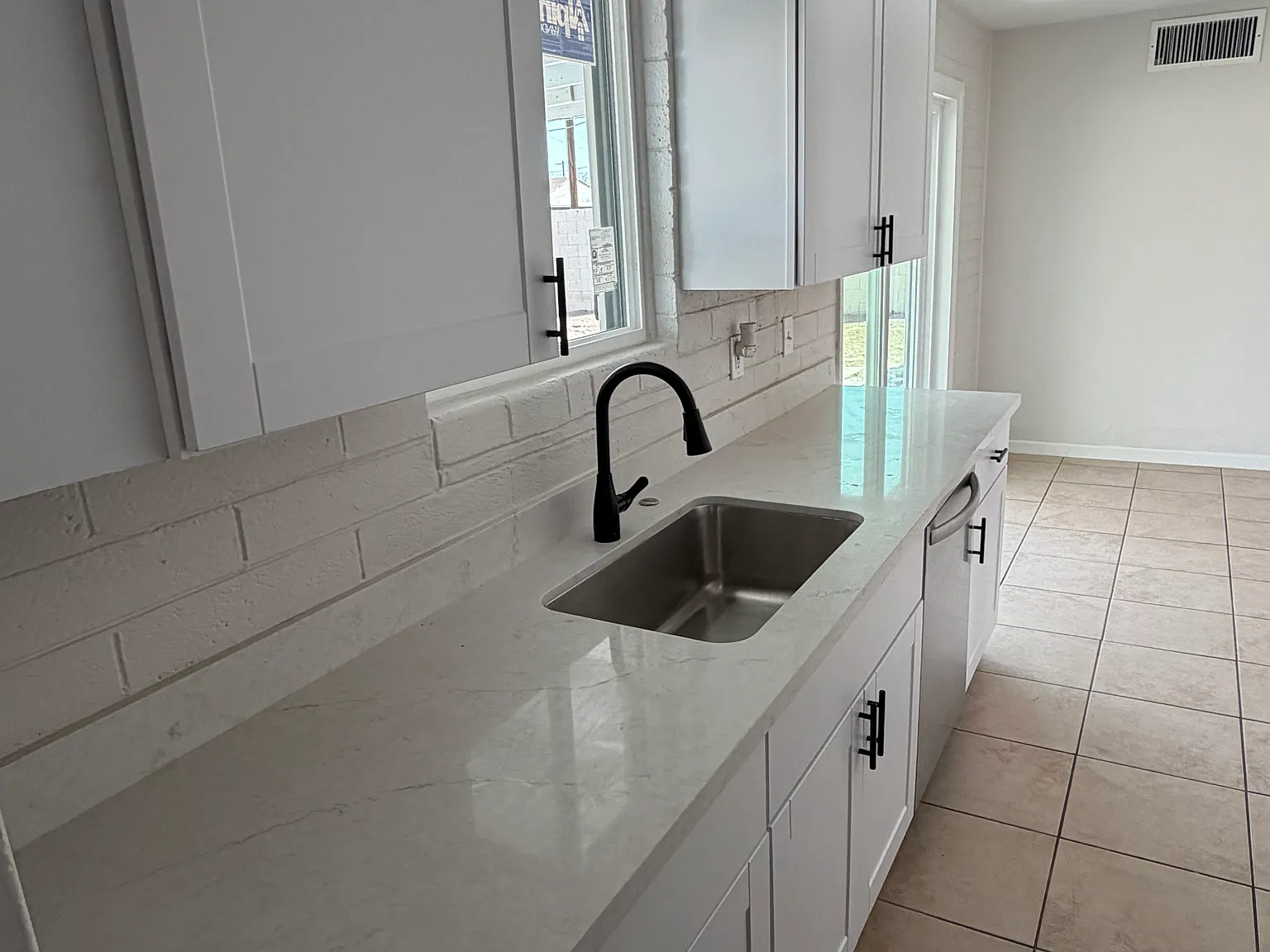 3 bed, 1250 sqft, $2,200 — Photo 3