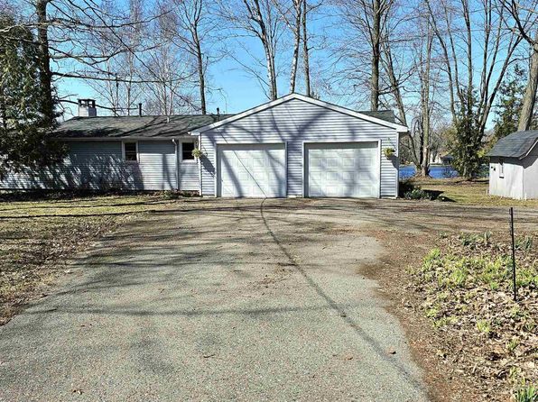10181 Birch Dr, Riverdale, MI 48877