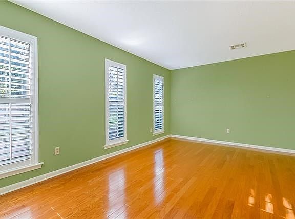 4th image of 4 Five Oaks Dr